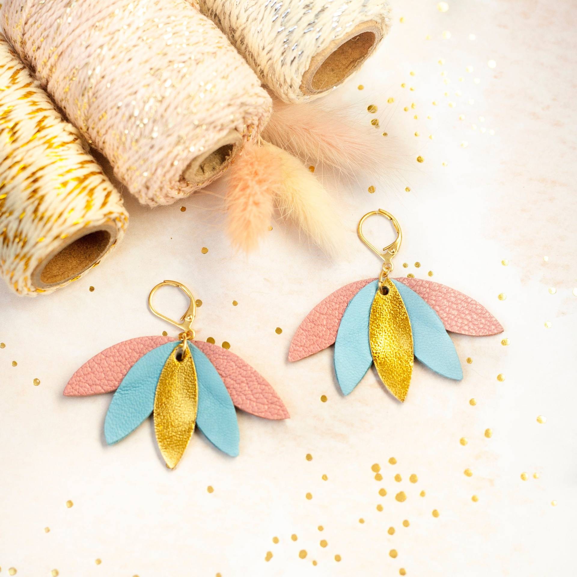 Ohrringe Aus Lederfächer in Rosa, Blau Und Gold, Ohrhänger 24-Karätig Vergoldetem Messing, Weihnachtsgeschenk, Herbst-/Winterschmuck von ChenohaStudio