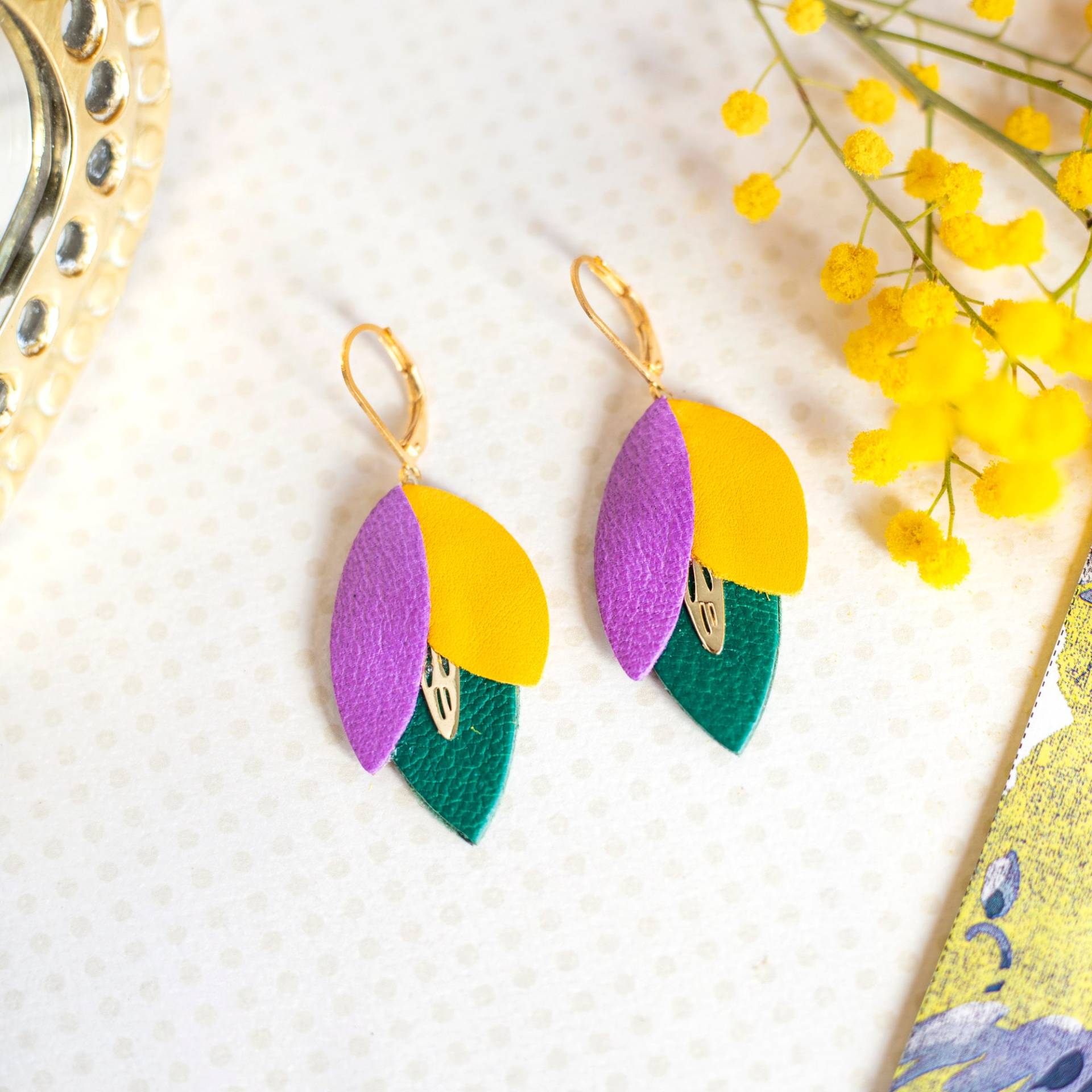 Ohrringe Aus Lila, Gelb Und Dunkelgrünem Leder in Blütenform, Ohrhänger 24-Karätig Vergoldetem Messing, Geschenk Zum Valentinstag Oder Muttertag von ChenohaStudio