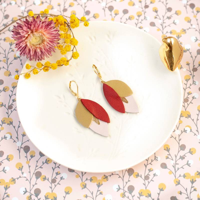 Ohrringe Aus Rosarotem Und Bronzefarbenem Leder in Blütenform Mit Ohrhängern 24-Karätig Vergoldetem Messing, Weihnachtsgeschenk von ChenohaStudio