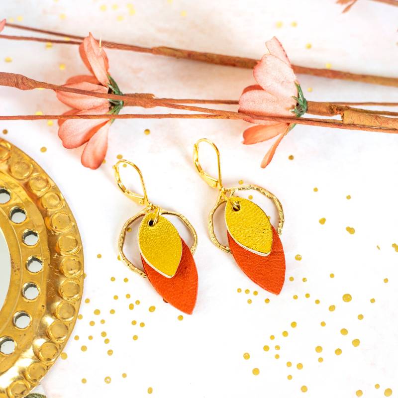 Ohrringe Aus Terrakotta-Leder, Gehämmertes Messing, Ohrhänger 24-Karätig Vergoldetem Weihnachtsgeschenk von ChenohaStudio