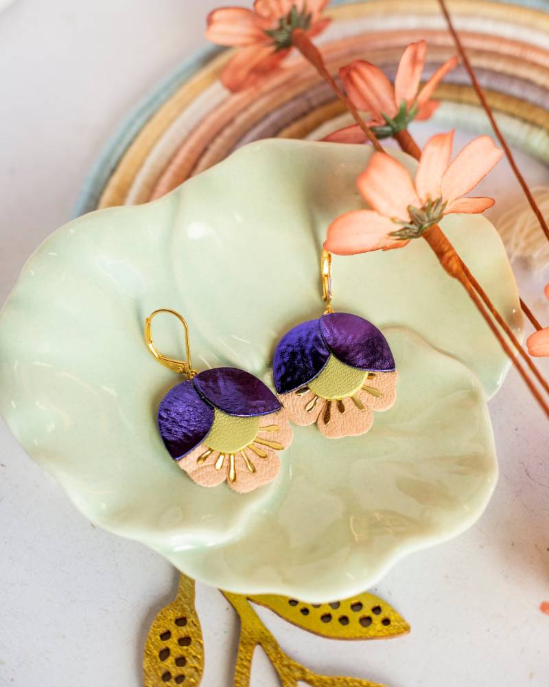 Ohrringe Mit Kirschblütenmuster Aus Metallisch Grünem Und Rosaviolettem Leder, Ohrhänger 24-Karätig Vergoldetem Messing, Weihnachtsgeschenk von ChenohaStudio