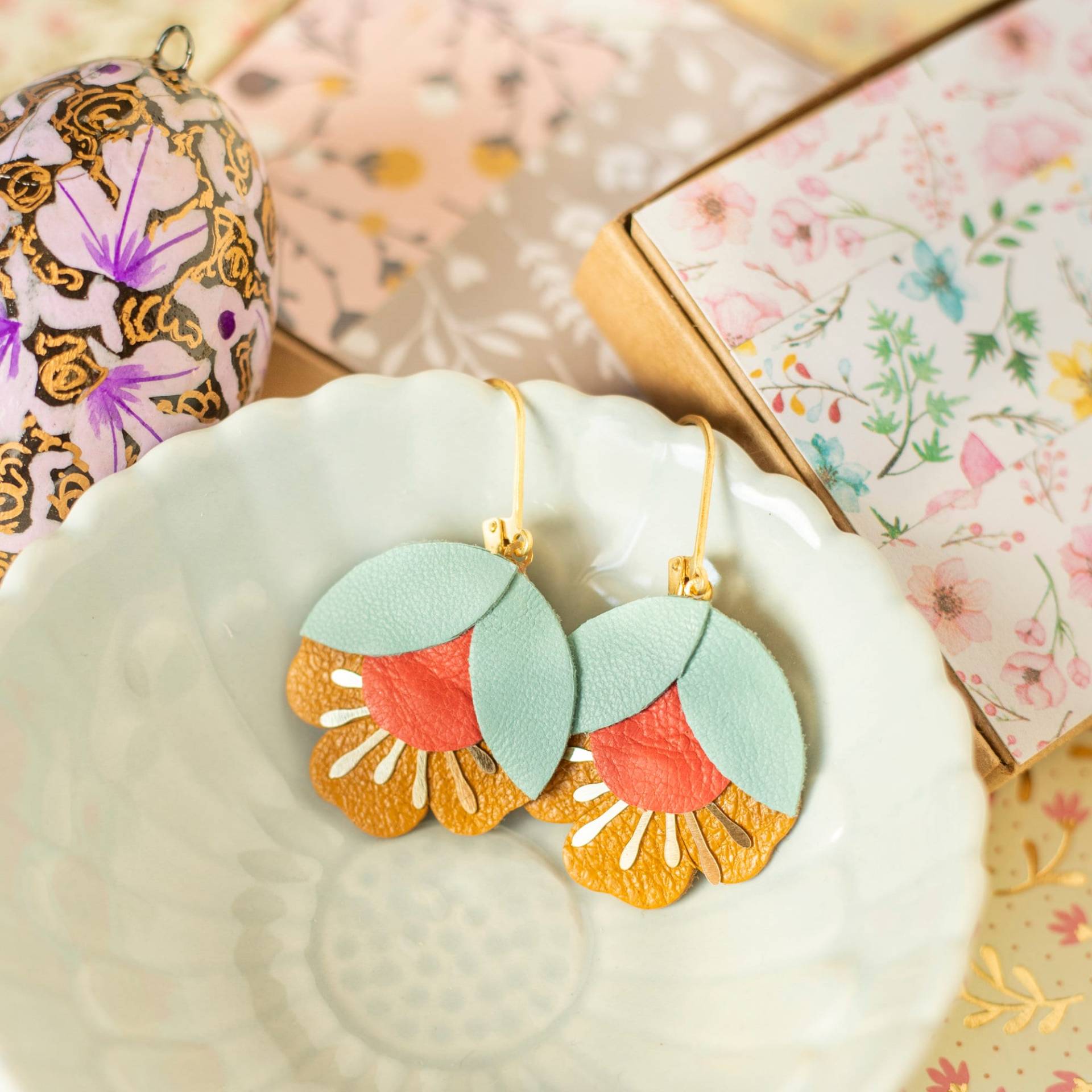 Ohrringe Mit Kirschblütenmuster Aus Mintgrünem, Rotem, Gelbem Und Ockerfarbenem Leder; Hypoallergene Ohrhänger; Geschenkidee Im von ChenohaStudio