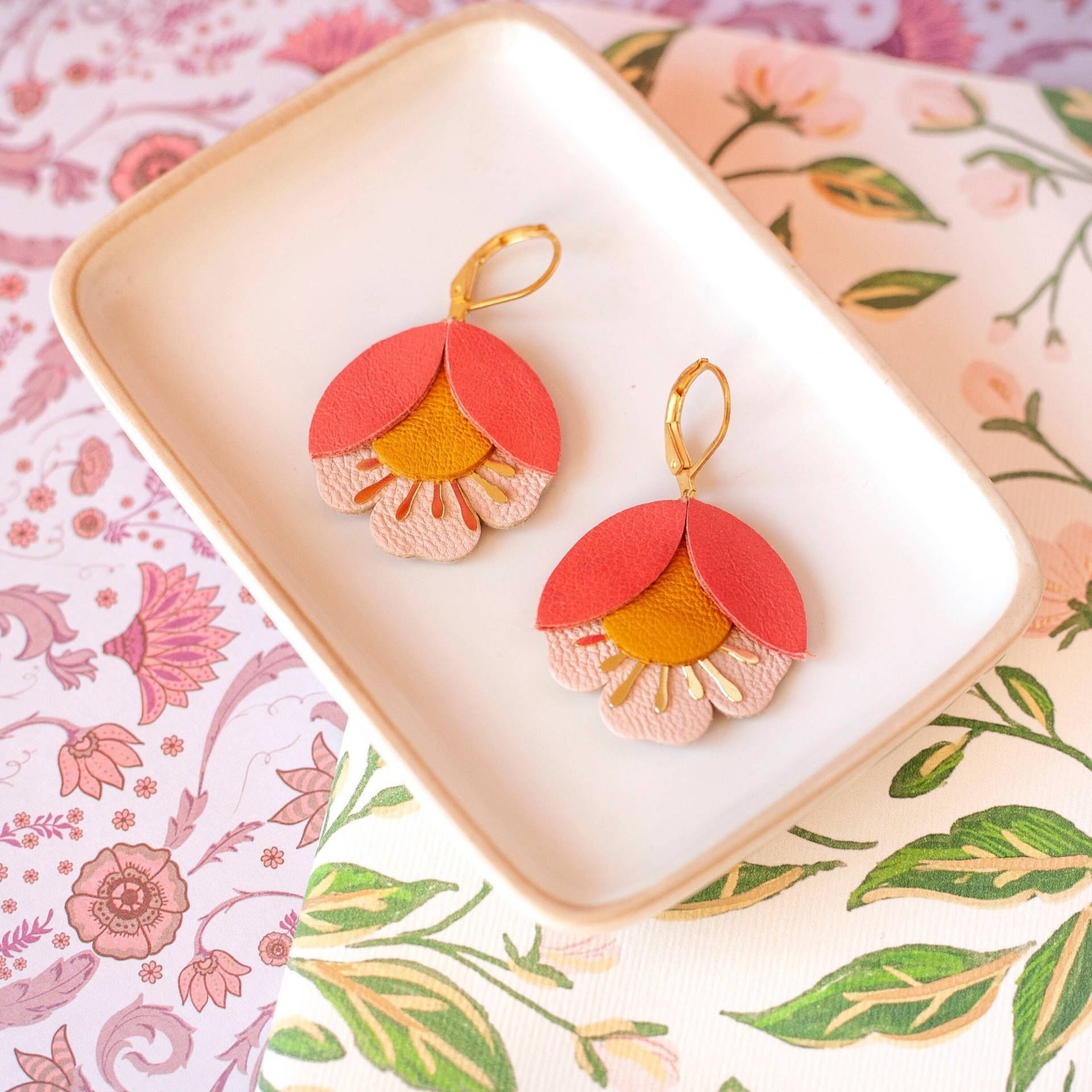 Ohrringe Mit Kirschblütenmuster Aus Senfgelbem Und Rosafarbenem Korallenleder, Ohrhänger 24-Karätig Vergoldetem Messing, Weihnachtsgeschenke von ChenohaStudio