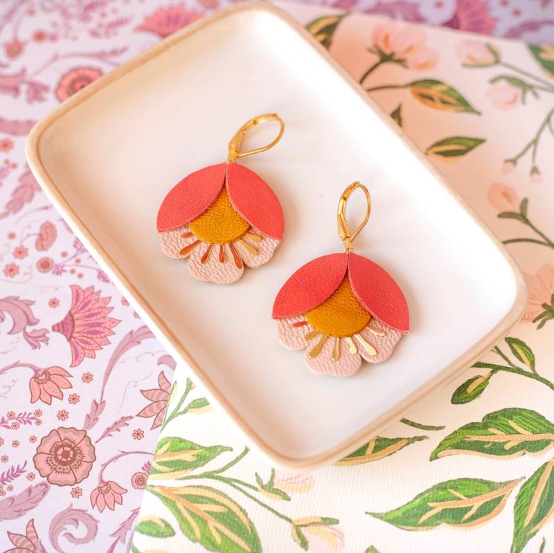 Ohrringe Mit Kirschblütenmuster Aus Senfgelbem Und Rosafarbenem Korallenleder, Ohrhänger 24-Karätig Vergoldetem Messing, Weihnachtsgeschenke von ChenohaStudio