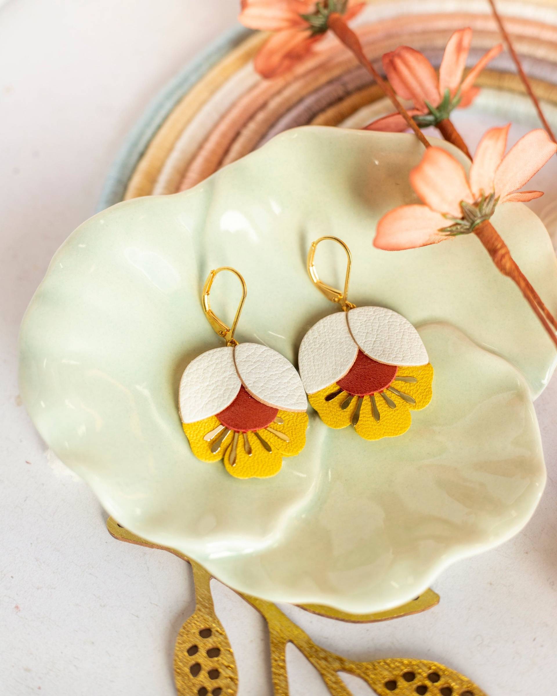 Ohrringe Mit Kirschblütenmuster Aus Weißem, Rotem Und Gelbem Leder, Ohrhänger 24-Karätig Vergoldetem Messing, Weihnachtsgeschenk, Valentinstag von ChenohaStudio