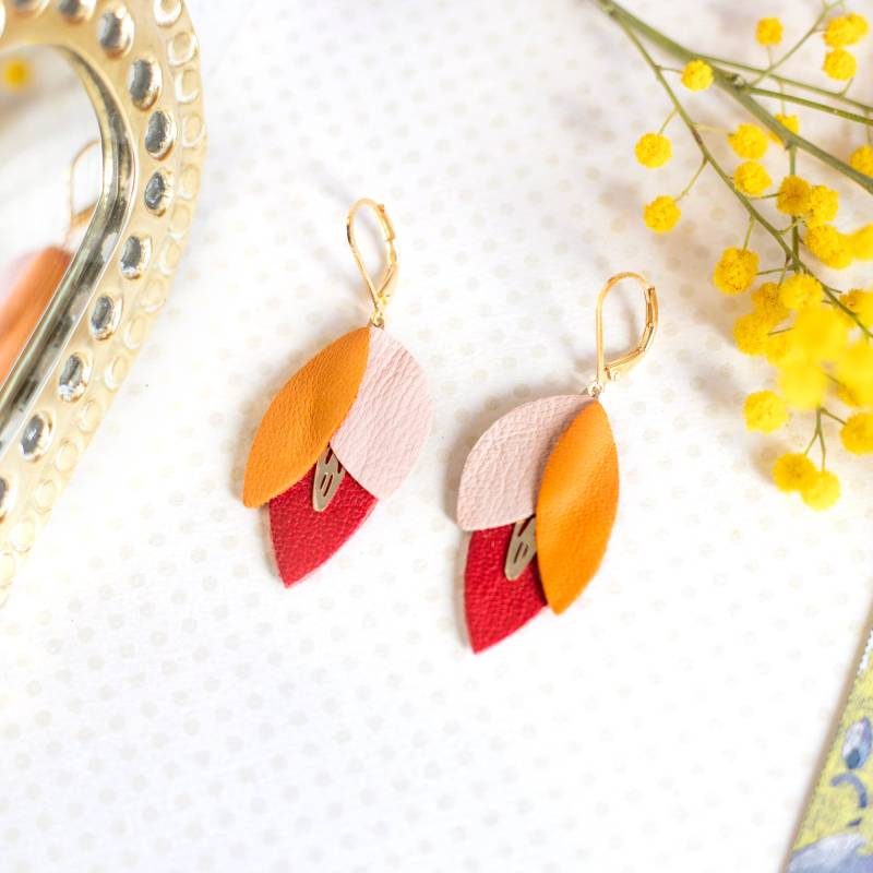 Ohrringe Mit Lederblumen in Orange, Rot Und Rosa, Dazu Ohrstecker Aus 24-Karätig Vergoldetem Messing - Ein Perfektes Geschenk Zum Valentinstag Oder von ChenohaStudio