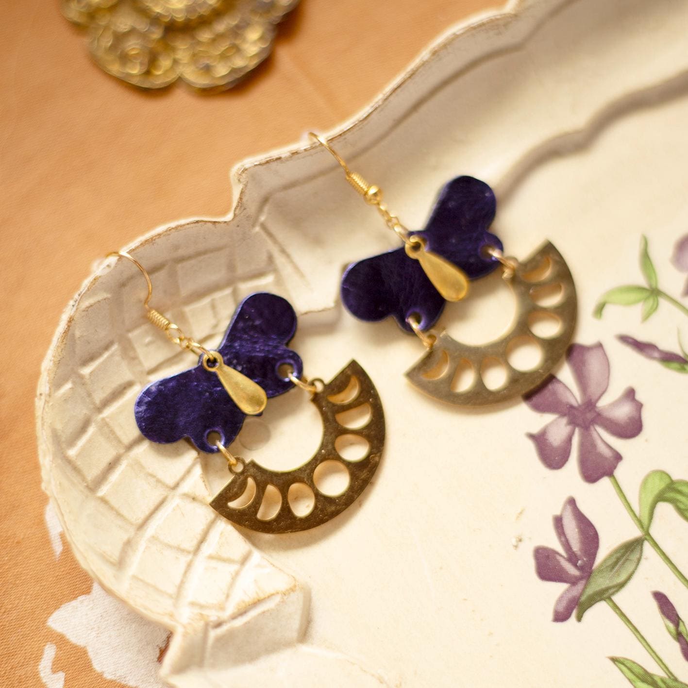 Ohrringe Mit Schmetterlingsmotiv Aus Lila Leder, Mondphasen-Anhänger, Hypoallergene, Vergoldete Messing-Ohrringe, Weihnachtsgeschenk von ChenohaStudio