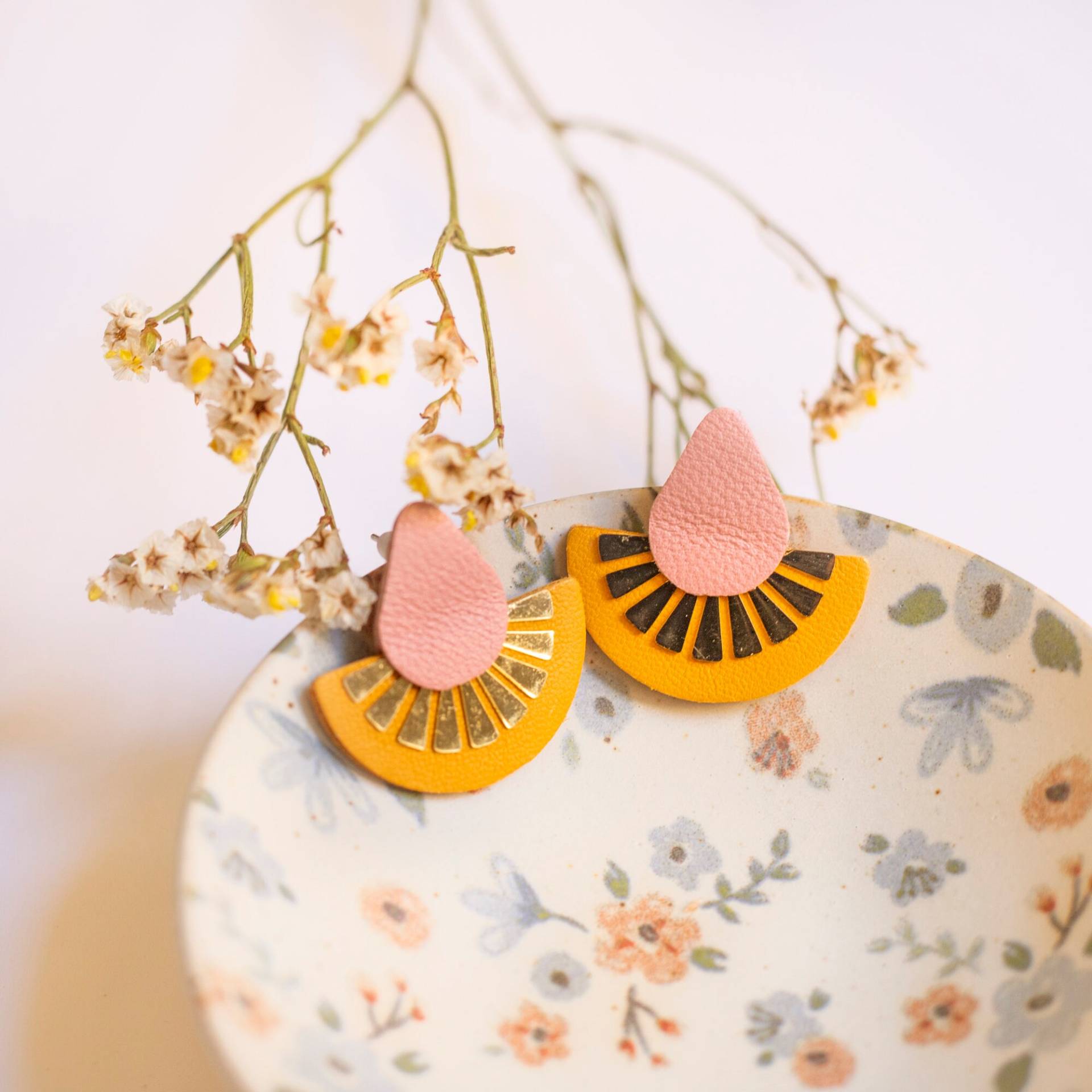 Orange-Gelbe Und Rosafarbene Halbkreis-Ohrringe Aus Recyceltem Leder, Edelstahl-Ohrstecker, Weihnachtsgeschenk von ChenohaStudio