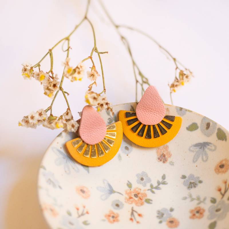 Orange-Gelbe Und Rosafarbene Halbkreis-Ohrringe Aus Recyceltem Leder, Edelstahl-Ohrstecker, Weihnachtsgeschenk von ChenohaStudio