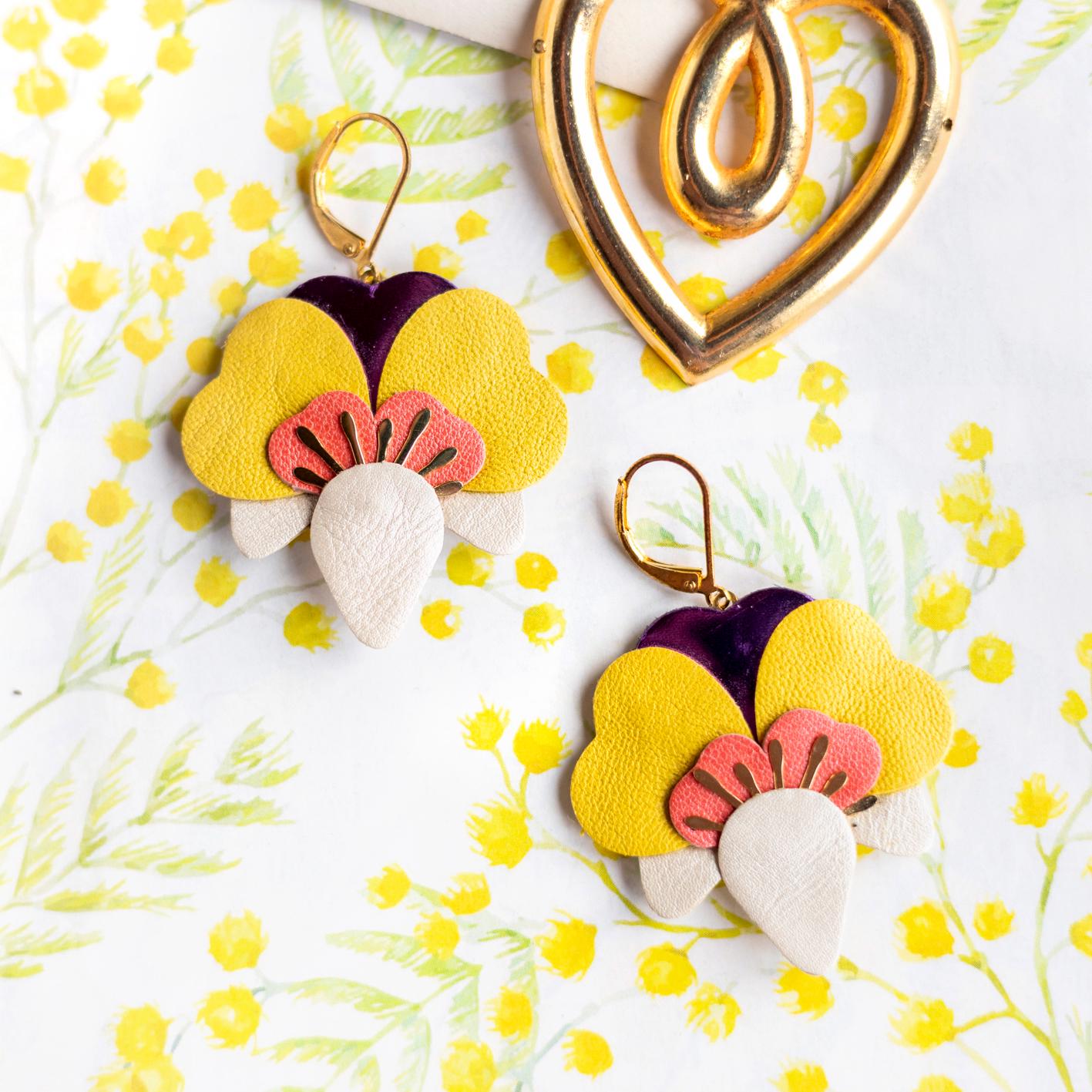 Orchideenblüten-Ohrringe Aus Weißem, Gelbem Und Violettem Leder, Vergoldete Messing-Ohrhänger, Geburtstagsgeschenk Für Frauen von ChenohaStudio