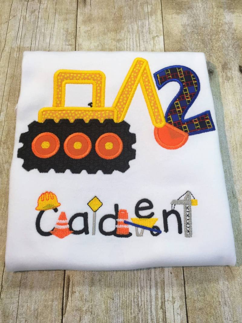 Personalisierte Bau-Geburtstags-Shirt von CheriEmbroidery