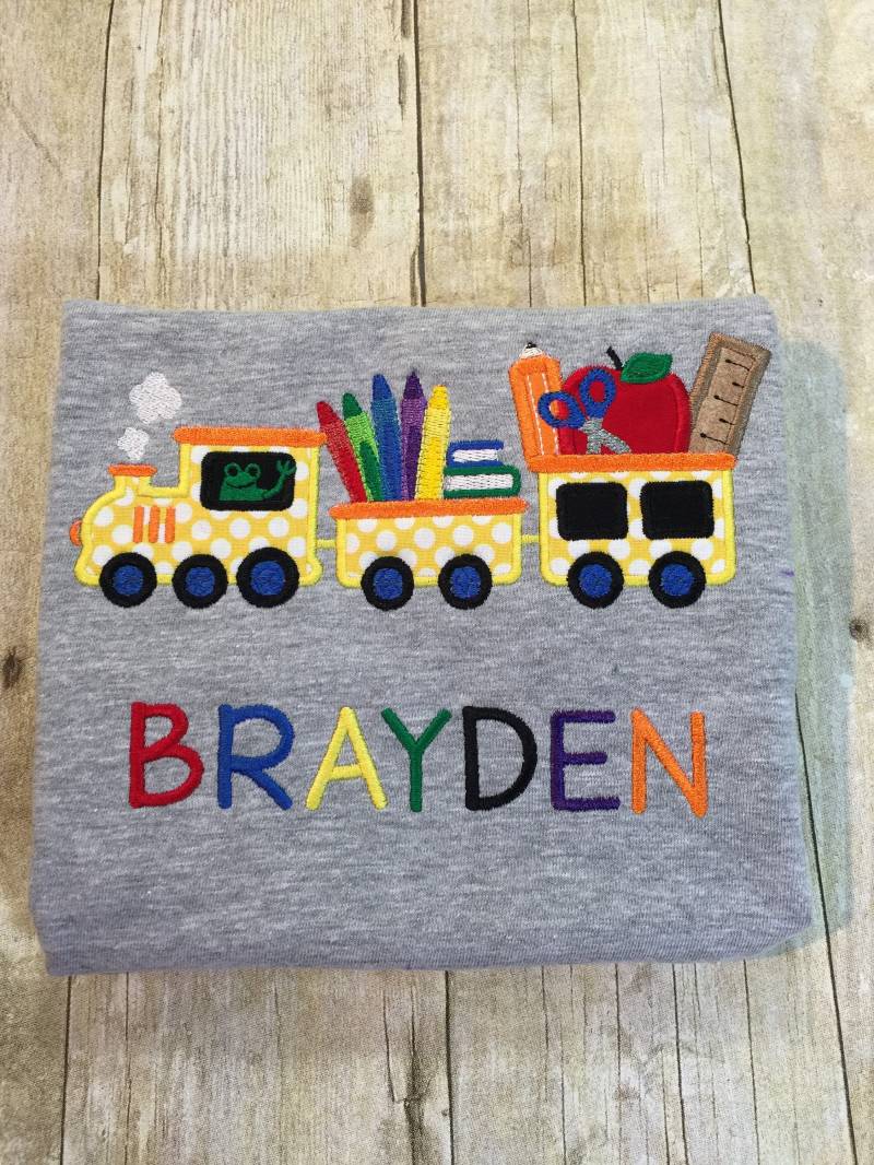 Schulzug Personalisiertes Shirt von CheriEmbroidery