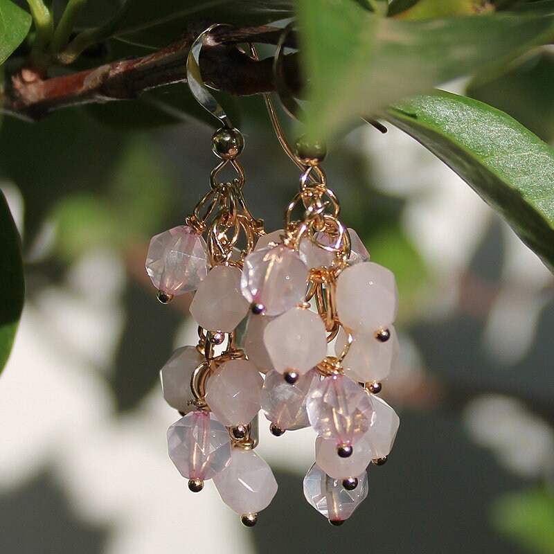 Facettierte Rosa Stein-Cluster Baumeln | Gelbgold Natürlicher Rosenquarz Facettierte Rosa Stein-Cluster Baumeln | Gelbgold Natürlicher Rosenquarz von CherishByFiona