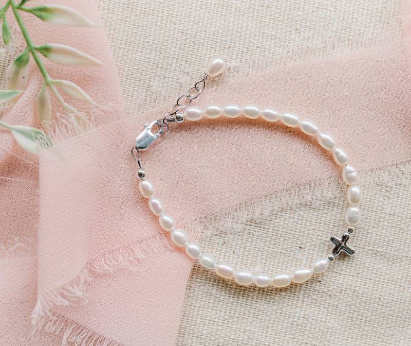 Tauf Armband Für Mädchen, Sterling Silber Kreuz Mit Perlen, Taufgeschenk Baby, Säugling Hingabe Oder Erstkommunion Geschenk von CherishedMomentShop