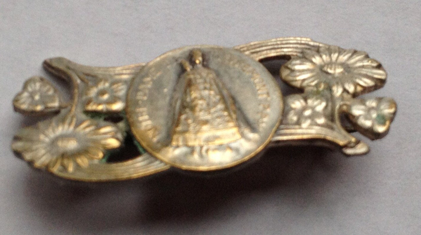 Antike Brosche Margerite Blumenmedaille Zu Unserer Lieben Frau Von Chevremont Religiöser Schmuck von CherishedSaints