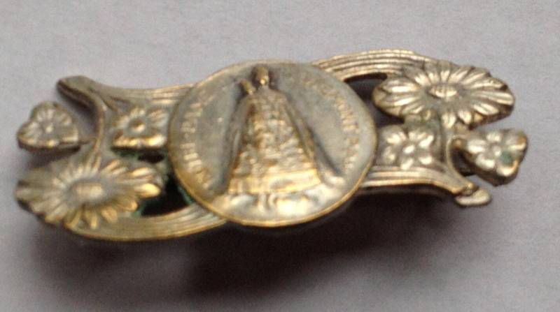 Antike Brosche Margerite Blumenmedaille Zu Unserer Lieben Frau Von Chevremont Religiöser Schmuck von CherishedSaints