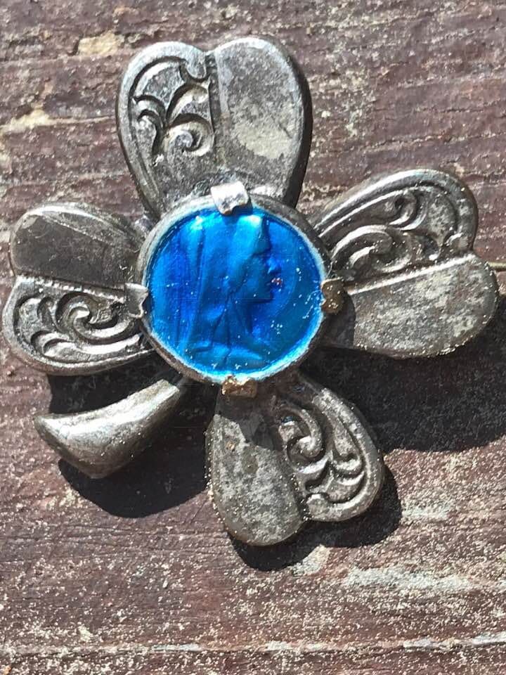 Jahrgang Glücksklee Vier Blauer Emaille-Heilige Jungfrau Maria-Medaille-Brosche von CherishedSaints