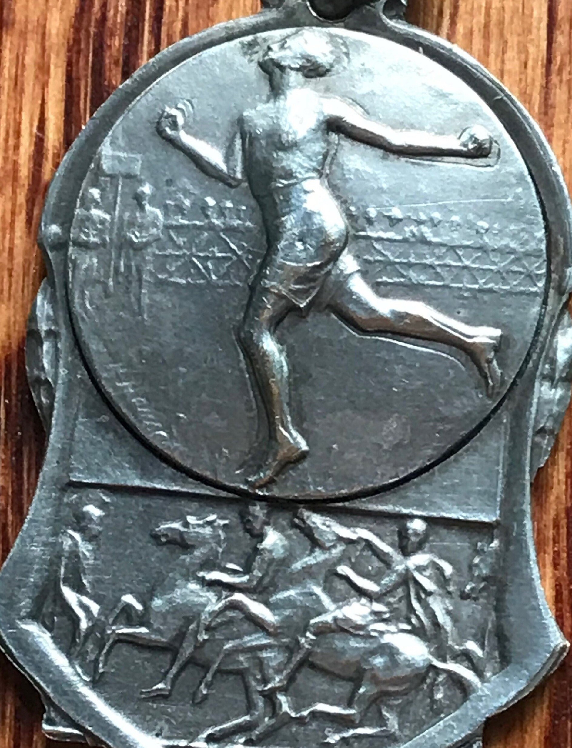 Vintage Jugendstil Medaillen-Anhänger Läufer & Pferderennen von CherishedSaints