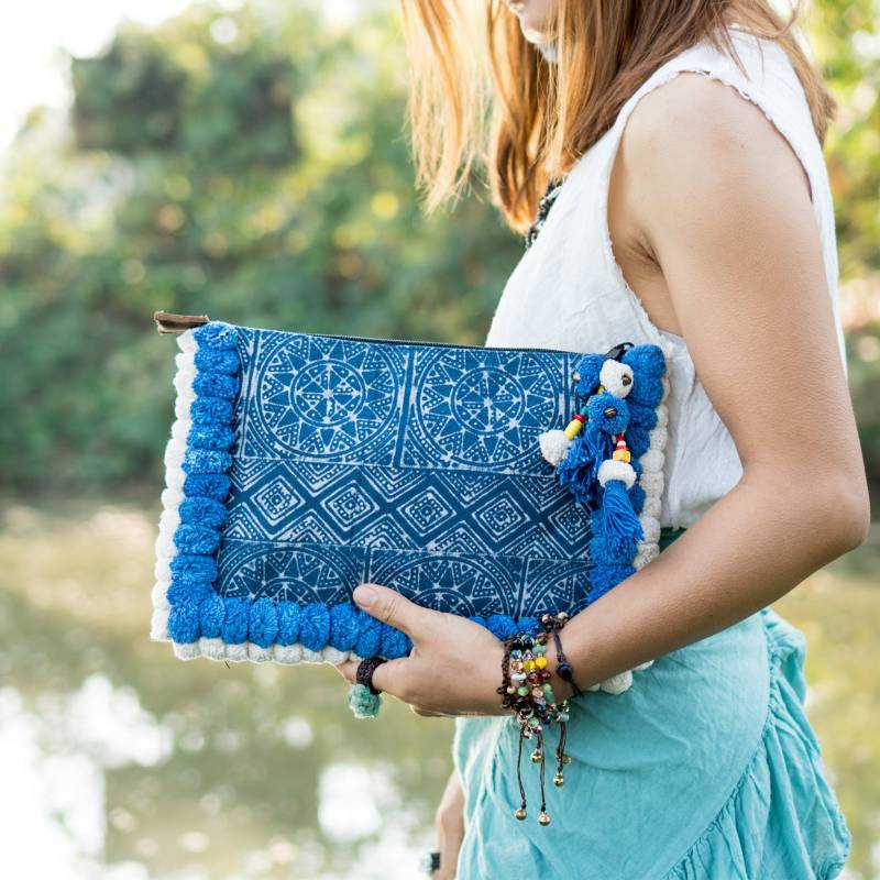 Einzigartige Batik Clutch Tasche/Ipad Halter Mit Blau Und Weiß Pom - Bg515Bablu Einzigartige Batik Clutch Tasche/Ipad Halter Mit Blau Und Weiß Pom - Bg515Bablu von NarissaraShop