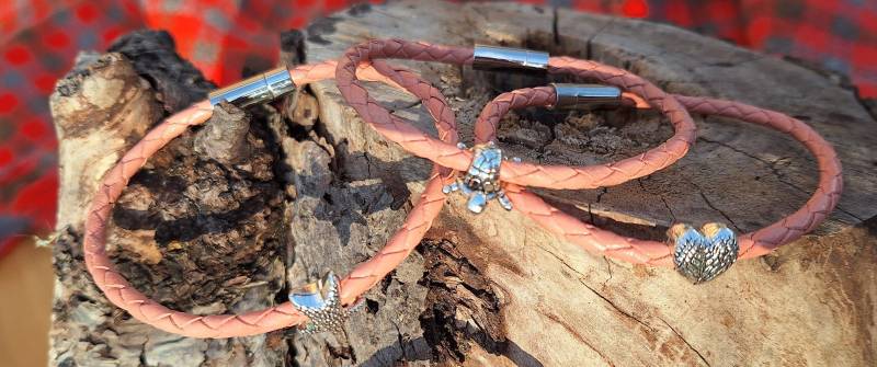 Geflochtenes Leder-Armband in Lachs Mit Frei Beweglicher Motiv-Metall-Perle Und Magnet-Verschluss, Komfortgröße von CherrInvell