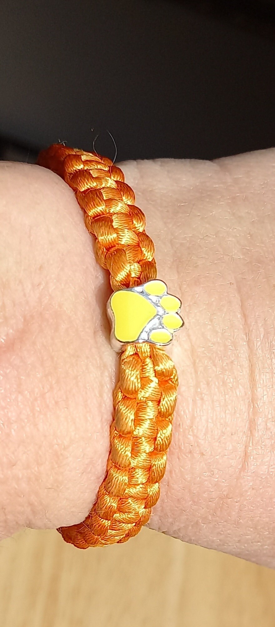 Makramee-Armband "Pfote" - Satinband Mit Emaillierter Metall-Großloch-Perle Und Clip-Verschluss, Statement Für Den Tierfreund von CherrInvell