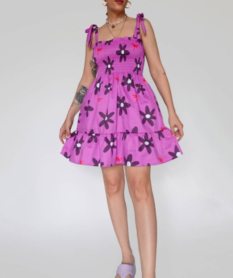 "Lila Lilien" Print Geraffte Minikleid Aus Bio-Baumwolle | Mini Rüschen Floral Sommerkleid von CherryAndMint