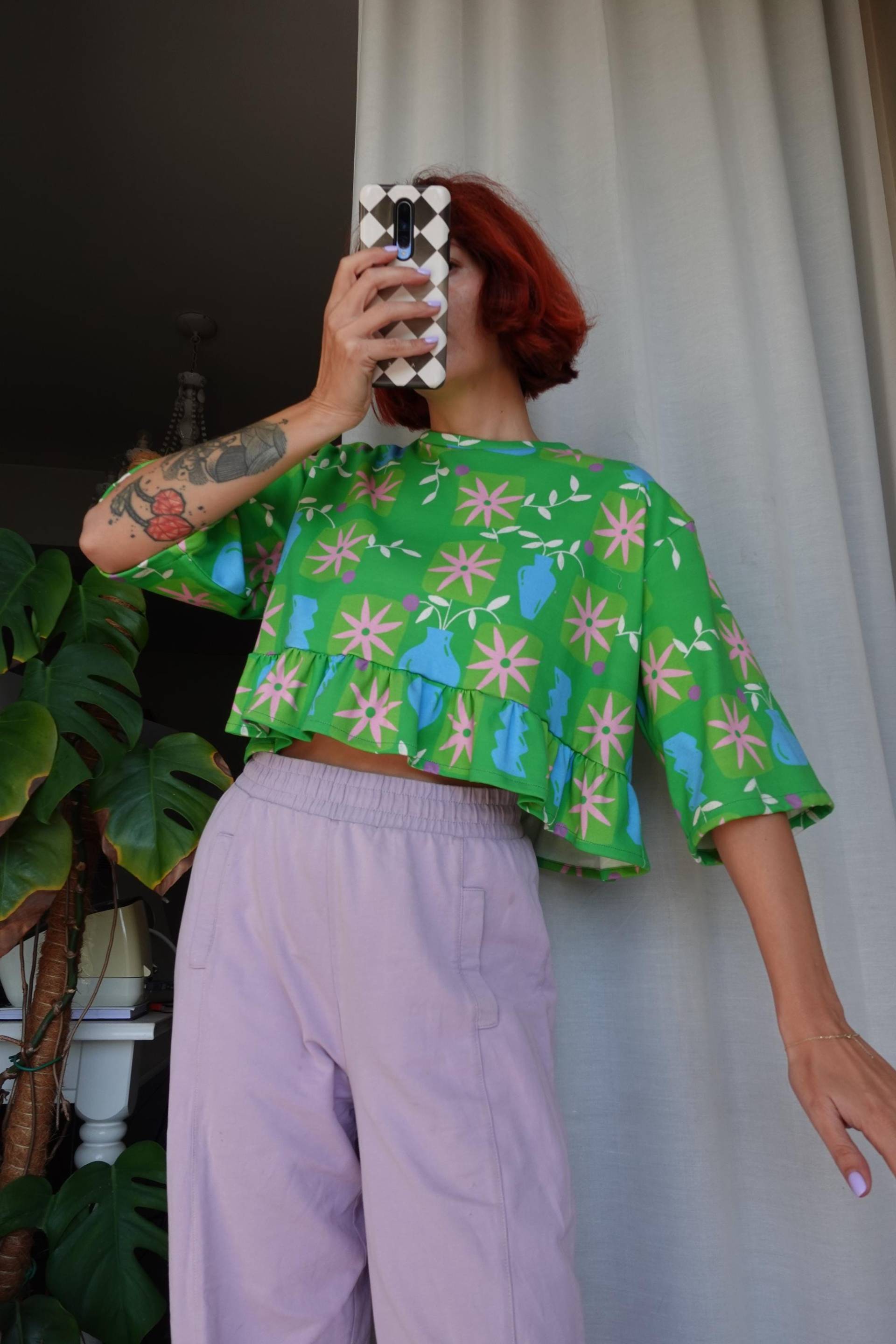 Green Daisies" Rüschenoberteil Aus Bio-Baumwolle/Letztes Teil Im Angebot | Geblümtes Bauchfreies Top von CherryAndMint