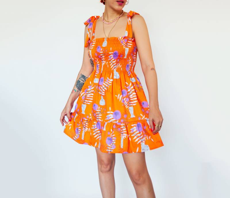"Orange Wildflower" Print Geraffte Minikleid Aus Bio-Baumwolle | Mini Rüschen Floral Sommerkleid von CherryAndMint