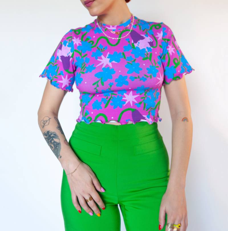 Vergissmeinnicht Floral Crop Top Bio-Baumwoll-Jersey, Garten-Muster von CherryAndMint