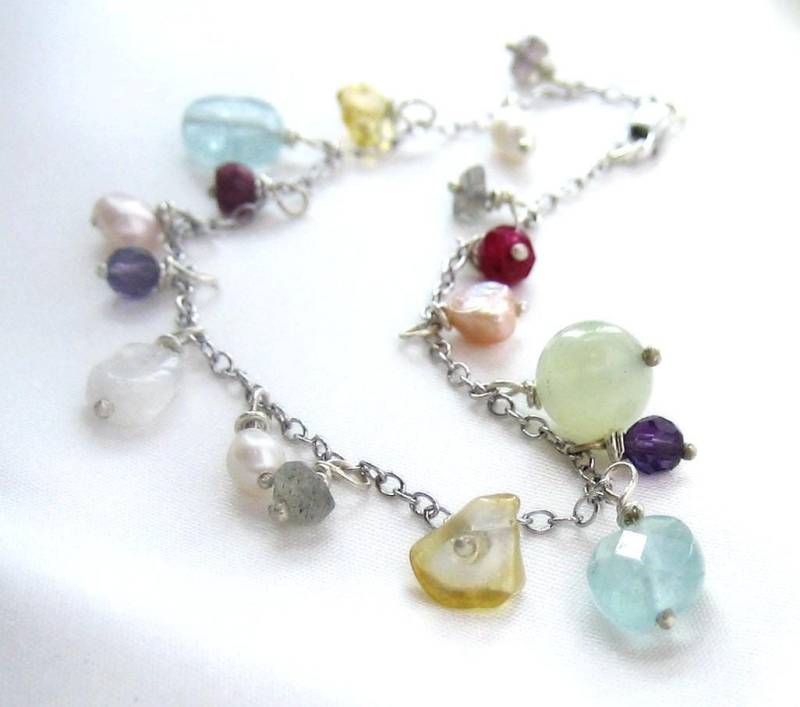 Handgemachtes Edelstein Bettelarmband Schatztruhe 9 Karat Weißgold Rawrocks Jewelry von CherryBrookeDesigns