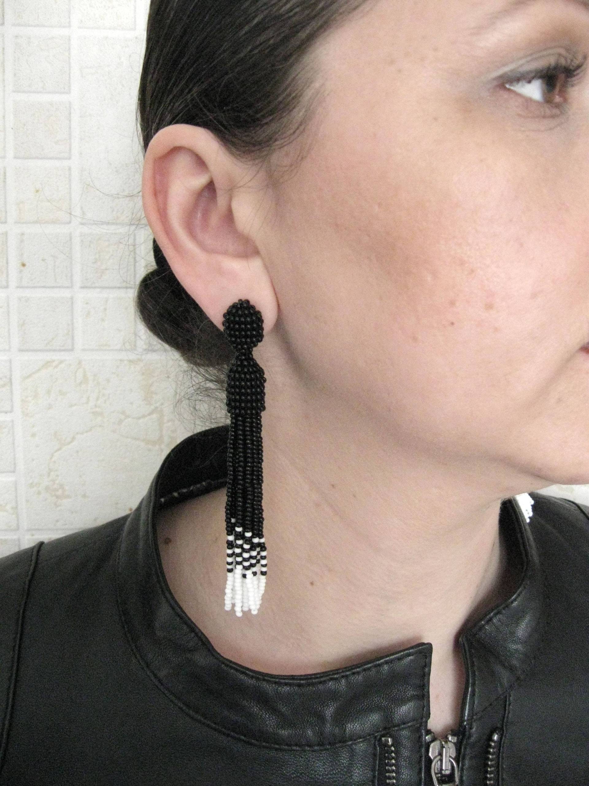 Lange Schwarze Quasten Ohrringe Ohrstecker Oder Clip-On, Perlen Schwarz Weiß Ohrringe, Ombre Quaste Lange Schwarze Quasten Ohrringe Ohrstecker Oder Clip-On, Perlen Schwarz Weiß Ohrringe, Ombre Quaste von CherryFantasy
