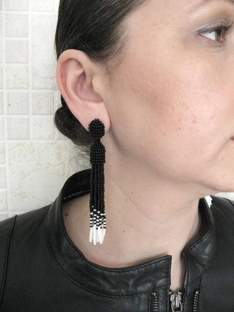 Lange Schwarze Quasten Ohrringe Ohrstecker Oder Clip-On, Perlen Schwarz Weiß Ohrringe, Ombre Quaste Lange Schwarze Quasten Ohrringe Ohrstecker Oder Clip-On, Perlen Schwarz Weiß Ohrringe, Ombre Quaste von CherryFantasy