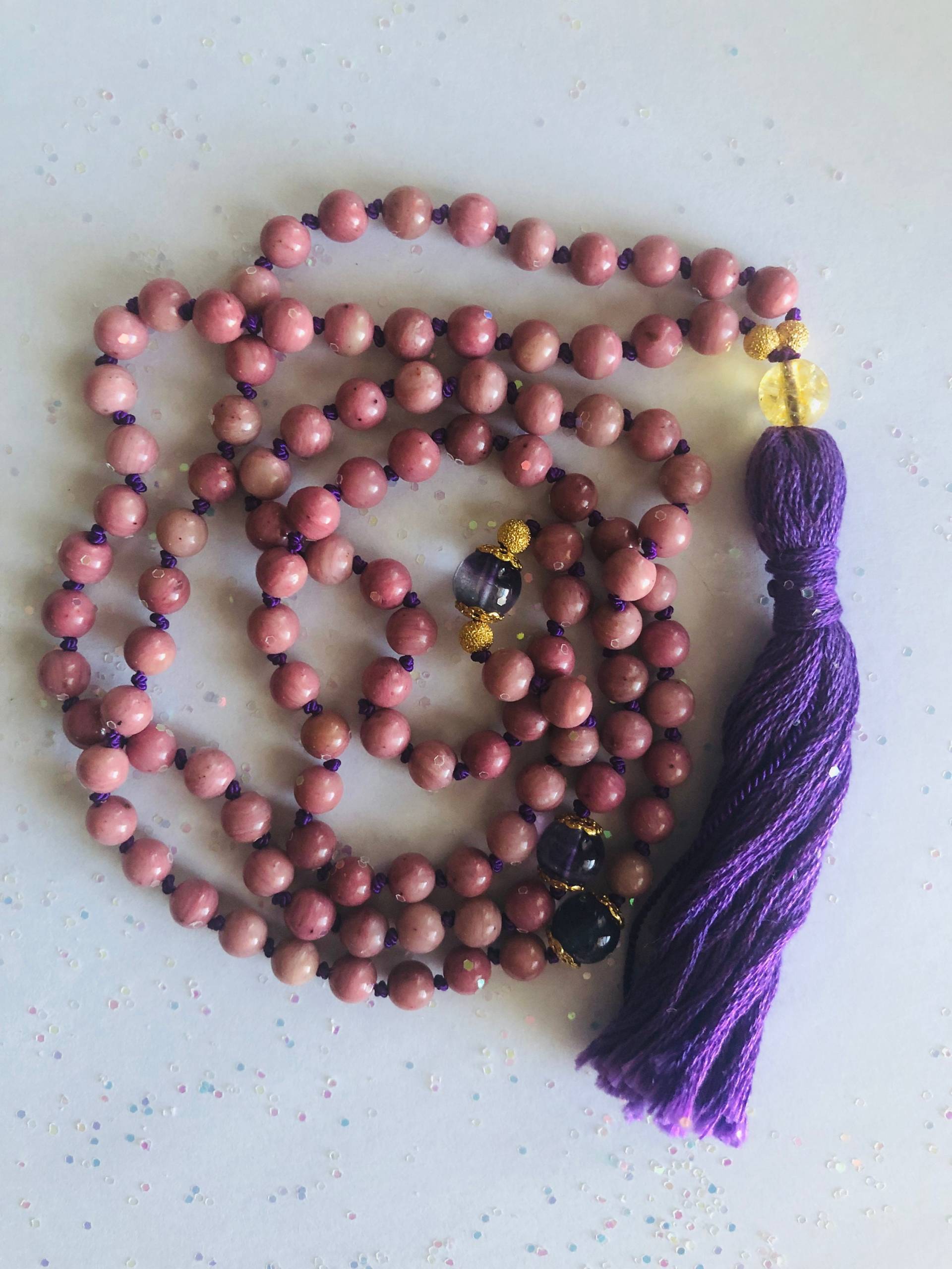 Rhodonit Mala. Lila Fluorit Herz-Chakra-Mala. Drittes Auge Chakra Rosa Kristall Mala Halskette. Inspiriert Von Yoga Neckace Rhodonit Mala. Lila Fluorit Herz-Chakra-Mala. Drittes Auge Chakra Rosa Kristall Mala Halskette. Inspiriert Von Yoga Neckace von CherryLotusJewelry