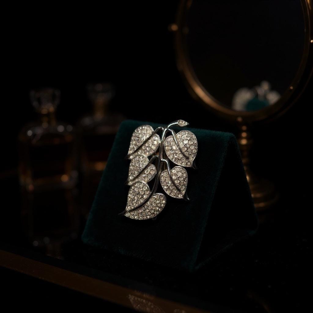 Alfred Philippe, Crown Trifari Clip, Vintage Philippe Pave Herzförmige Blätter Und Schwarz Emaillierter Zweig-Pin-Clip von CherryOrchardAttic