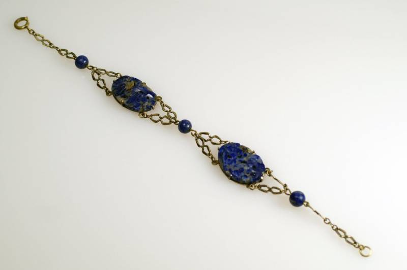 Art-Deco-Armband, Geschnitztes Lapis-Armband, Art-Deco-Floral Durchbohrtes Lapislazuli-Vergoldetes Sterlingsilber-Armband von CherryOrchardAttic