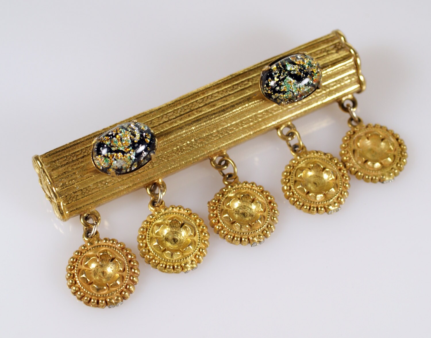 Foiled Art Glass Pin, Vintage Anstecknadel, Bar Victorian Revival Gold Ton Gelenk Charm Brosche Pin von CherryOrchardAttic