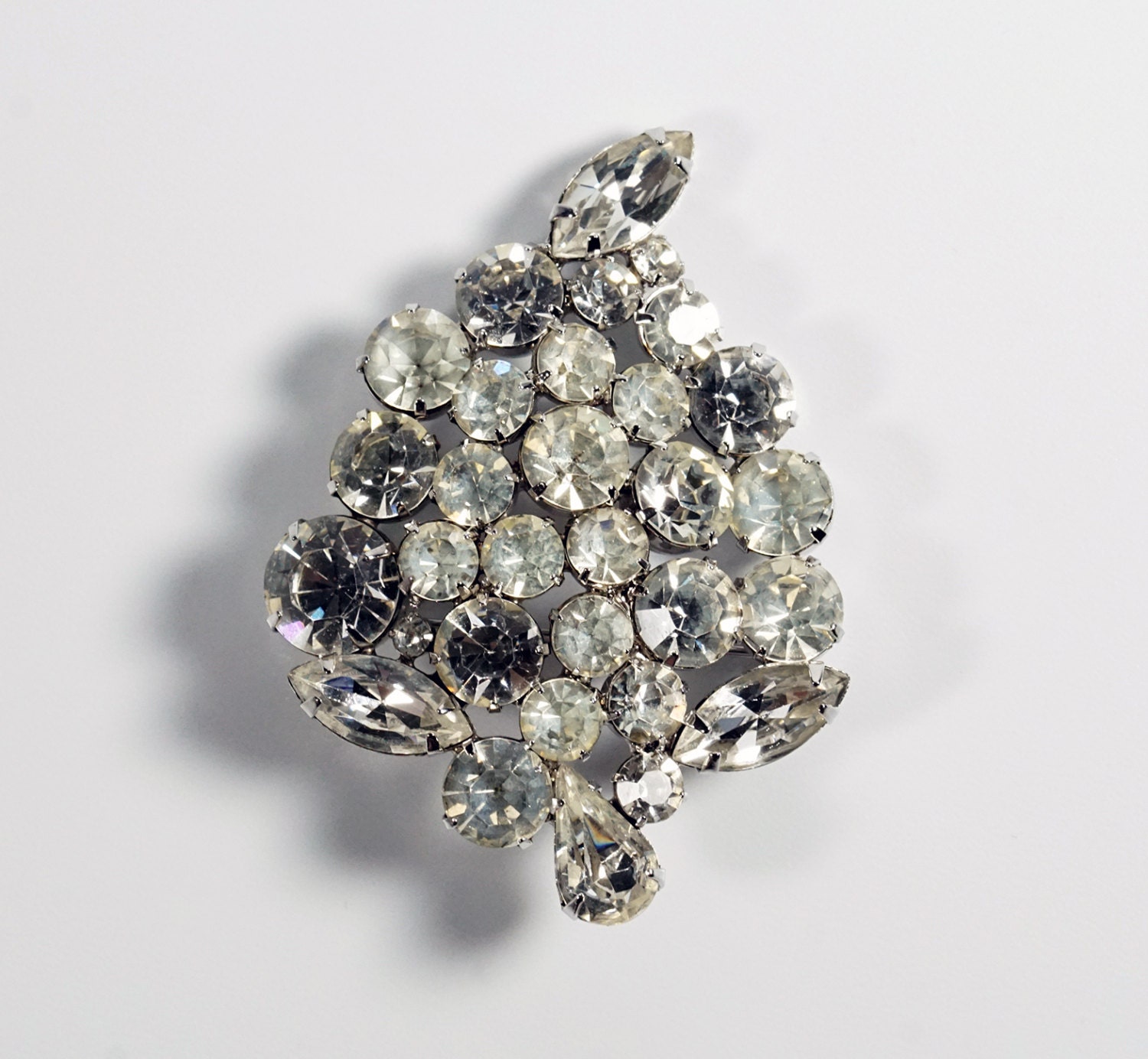 Klare Strass Pin Brosche, Christiana Stil Pin, Vintage Weihnachtsbaum/Obst Form Klare Prong Set Silber Tone Brosche von CherryOrchardAttic