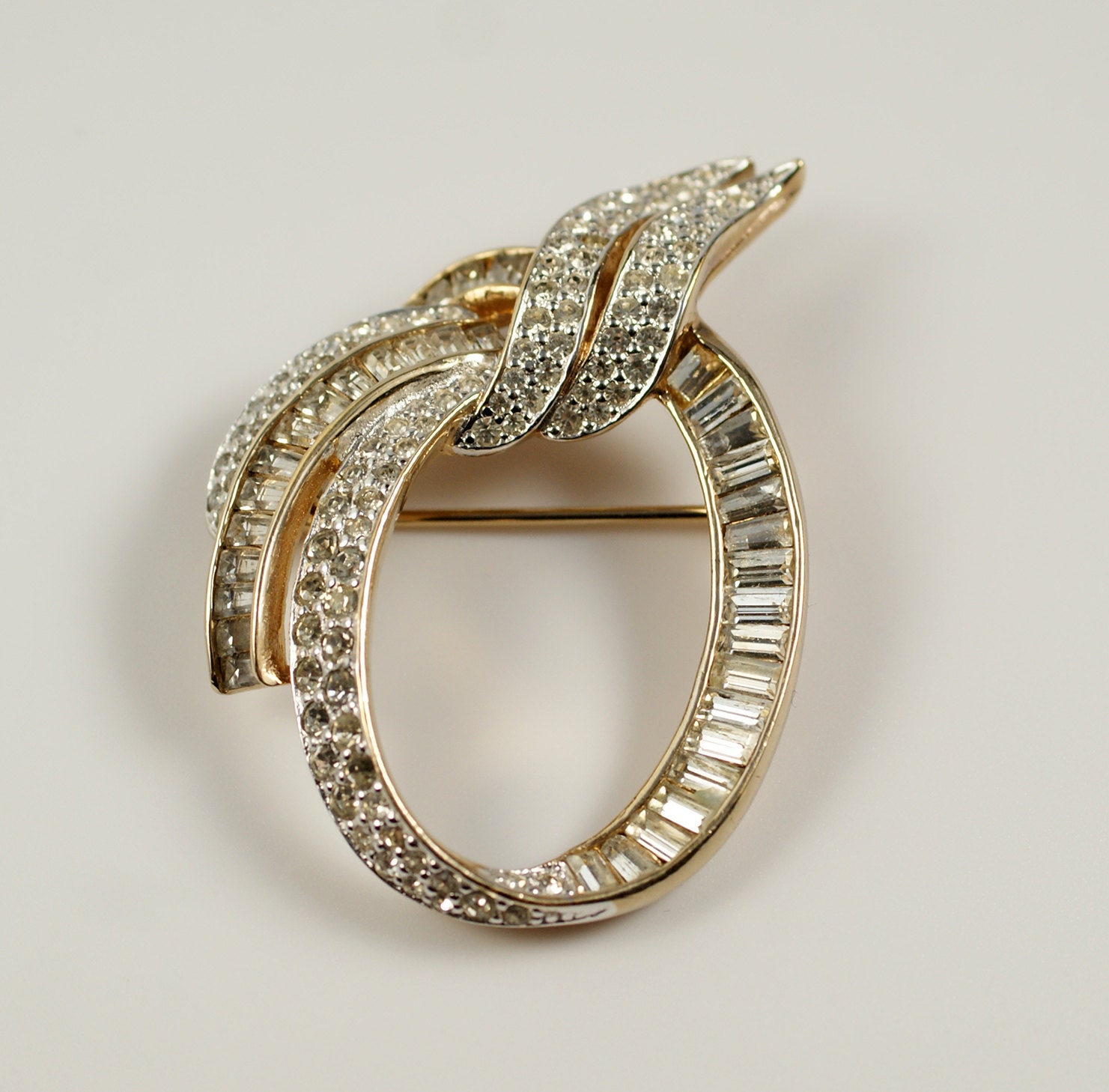 Panetta Brosche Pin Pave Strass Vintage Und Baguette Cut Gold Tone Anstecknadel Invisible Set von CherryOrchardAttic