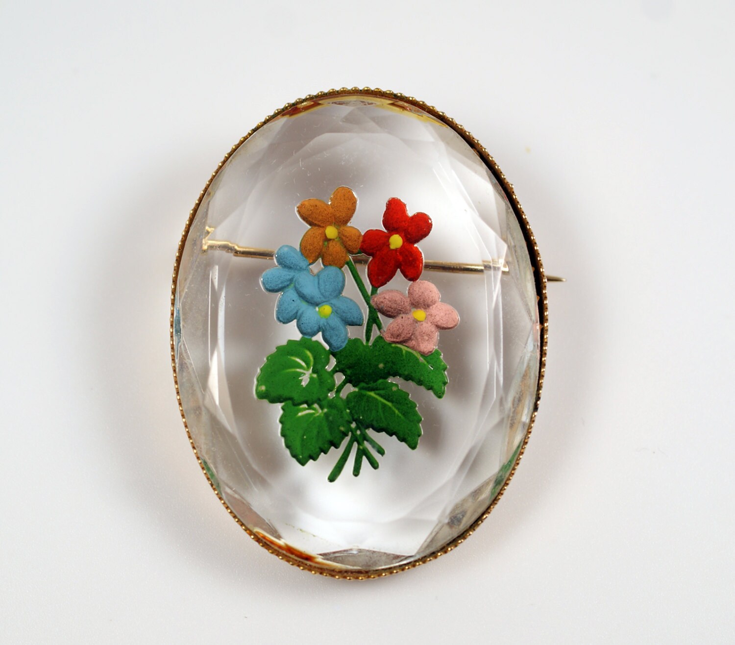 Vintage Reverse Painted Intaglio Glas Floral Veilchen Oval Gold Ton Pin von CherryOrchardAttic