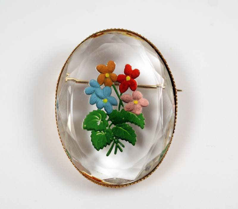 Vintage Reverse Painted Intaglio Glas Floral Veilchen Oval Gold Ton Pin von CherryOrchardAttic