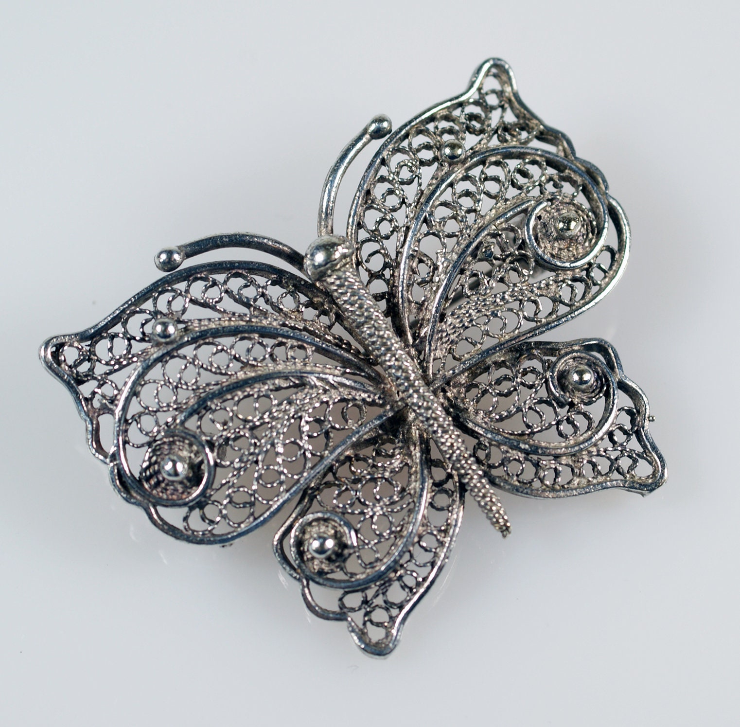 Vintage Silber Ton Filigrane Schmetterling Anstecknadel Brosche, Figural Unisex Schmuck von CherryOrchardAttic