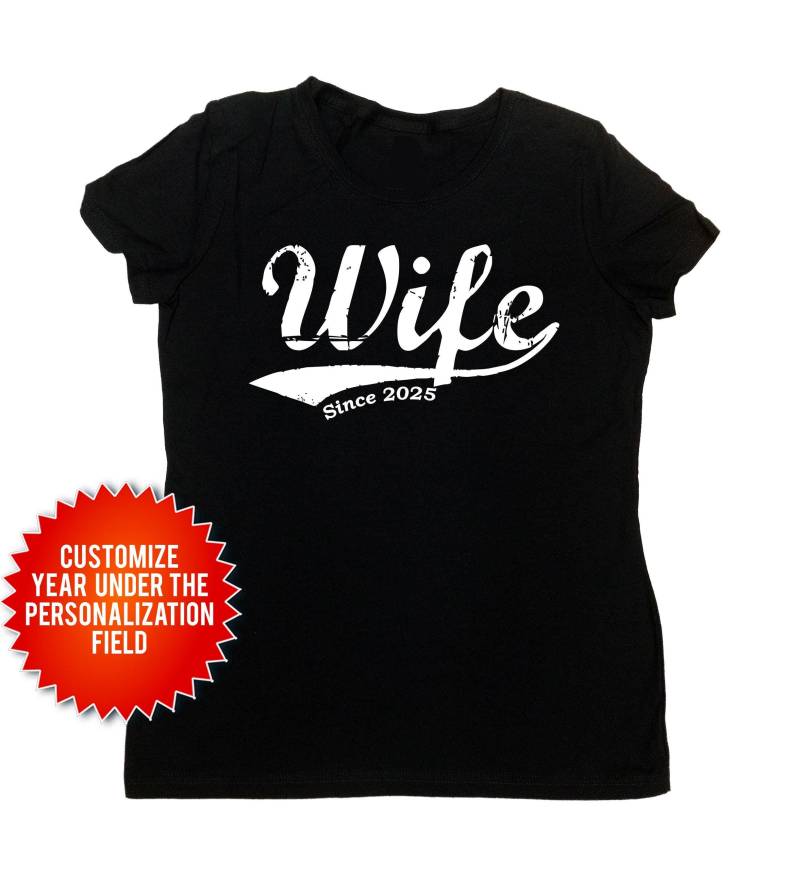 Frau T Shirt Frisch Verheiratet Beste Überhaupt Geburtstagsgeschenk Gerade Jahrestagsgeschenk Benutzerdefinierte Jahr Neue Damen T-Shirt -Sa105 von CherryTees