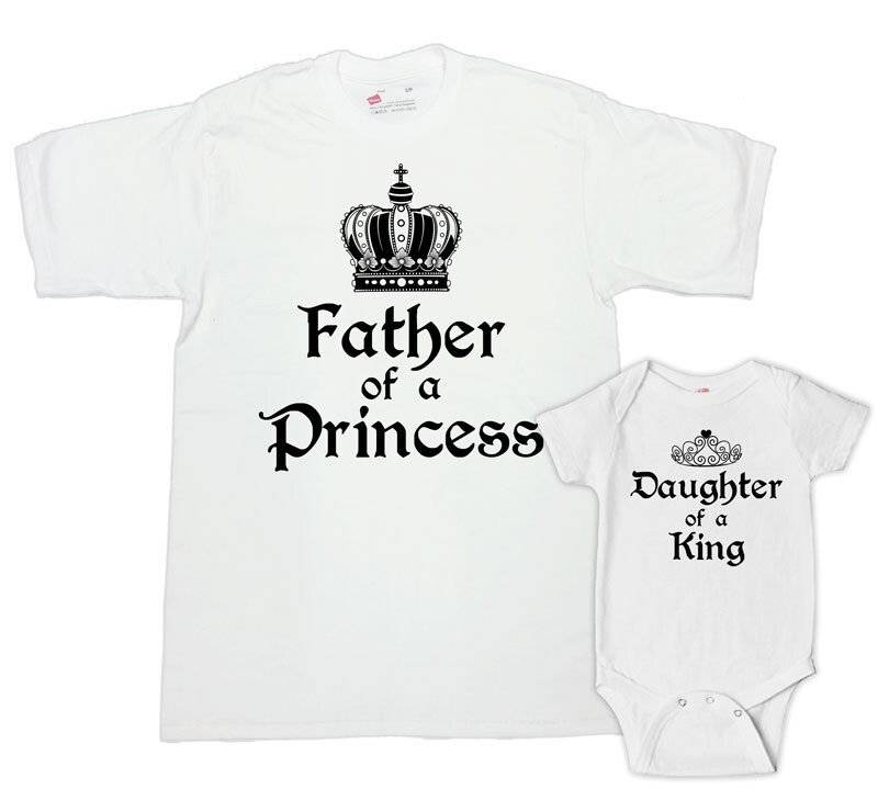 Vater-Tochter-T-Shirts Passende Familien-T-Shirts Neue Vater- Und Baby-Geschenke, Die Set-Vater Tochter Präsentieren Familien-Outfit-Set - Sa623-624 von CherryTees