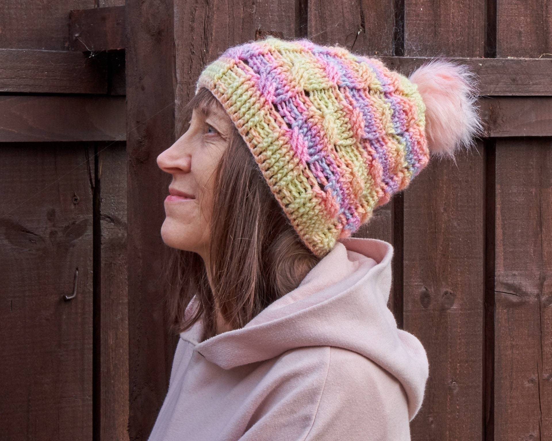 Häkelmütze Strickmütze Damen Bunte Mütze Beanie Geschenk Für Sie Warme Accessoires Gestrickte Gestreift von Cherrydotsart