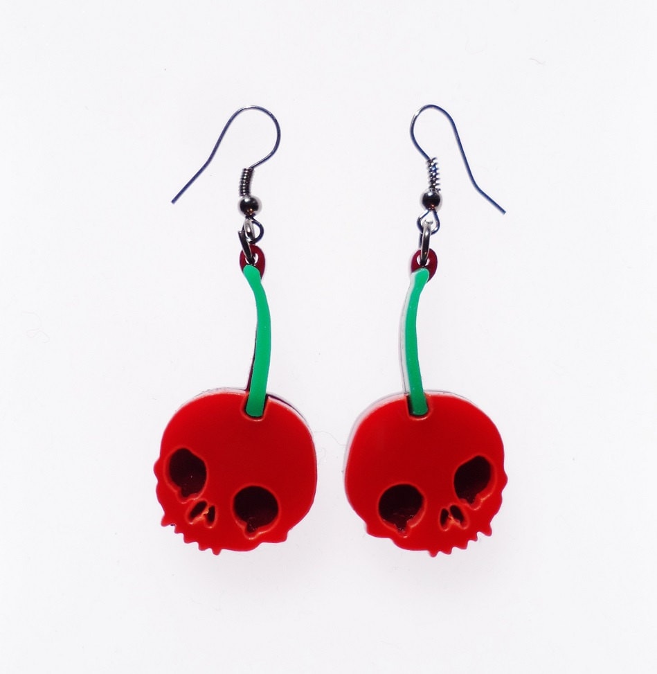 Totenkopf Kirsche Ohrringe von CherrylocoJewellery