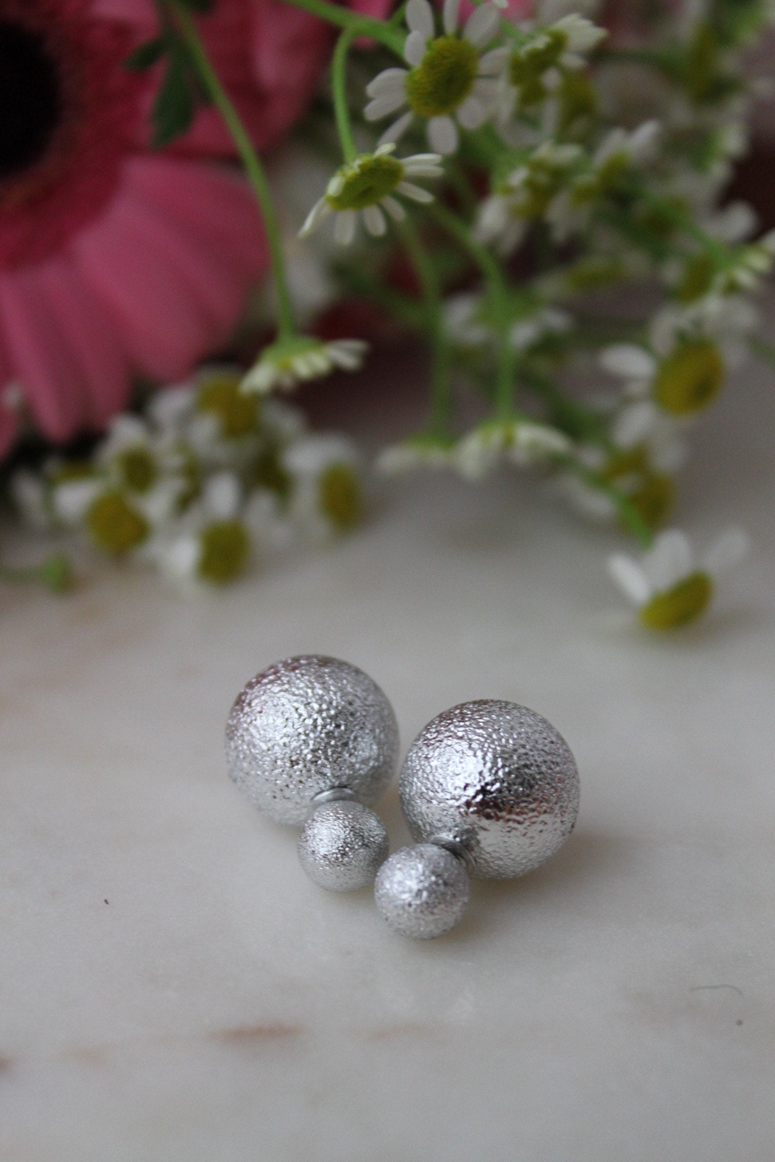 20% Rabatt Auf Verkauf Matte Silver Folie Doppel Ball Ohrstecker Minimalist Chic Doppelseitige Front Back Ohrringe 20% Rabatt Auf Verkauf Matte Silver Folie Doppel Ball Ohrstecker Minimalist Chic Doppelseitige Front Back Ohrringe von CherylCocoJewelry