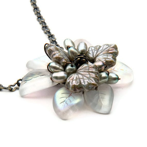 Blumen Halskette Perlen, Fairycore Schmuck, Blume Brautjungfer Halskette, Feen Handfasting, Pflanze Mutter Geschenk, Elfen Schmuck Für Frauen von CherylParrottJewelry