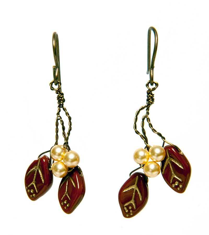 Entzückende Braune Ohrringe Mit Glasblättern Und Süßwasserperlen Für Einen Skurrilen, Von Der Natur Inspirierten Look von CherylParrottJewelry