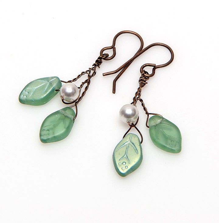 Grüne Cottagecore Ohrringe, Grüne Blatt Zweig Elfen Schmuck, Boho Ohrringe von CherylParrottJewelry
