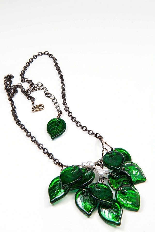 Kelly Green Perlen Blatt Halskette, Kleine Blumen Halskette Für Frauen, Elfen Schmuck, Gastgeschenk St Patrick's Day von CherylParrottJewelry